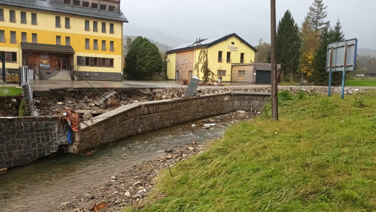 FOTOGALERIE: Na některých místech si mohutný proud našel novou cestu