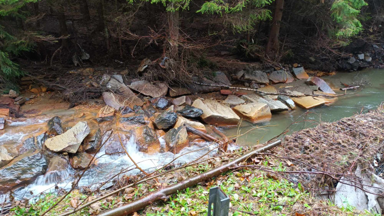 FOTOGALERIE: Na některých místech si mohutný proud našel novou cestu