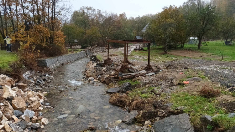 FOTOGALERIE: Na některých místech si mohutný proud našel novou cestu