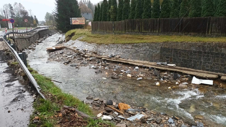 FOTOGALERIE: Na některých místech si mohutný proud našel novou cestu