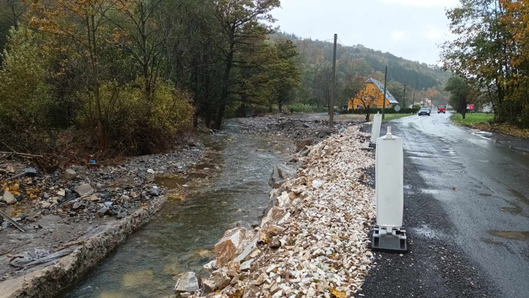 FOTOGALERIE: Na některých místech si mohutný proud našel novou cestu