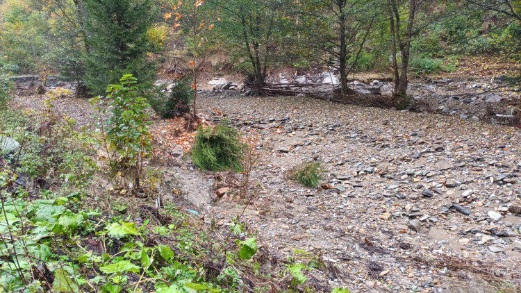 FOTOGALERIE: Na některých místech si mohutný proud našel novou cestu