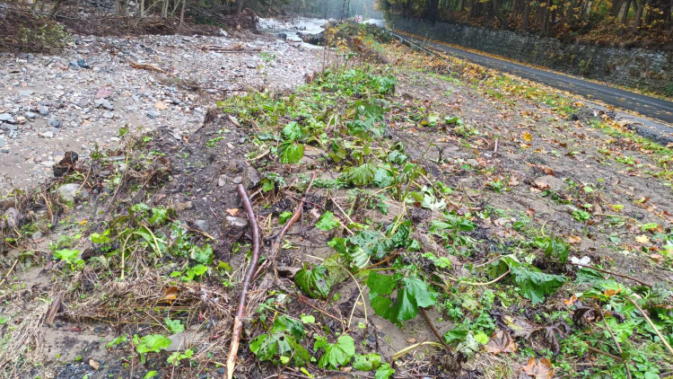 FOTOGALERIE: Na některých místech si mohutný proud našel novou cestu