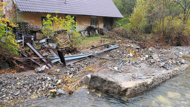 FOTOGALERIE: Na některých místech si mohutný proud našel novou cestu