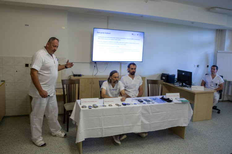 FOTOGALERIE: Odborníci z FN Olomouc zavádějí pacientovi nový stimulátor tišící bolest