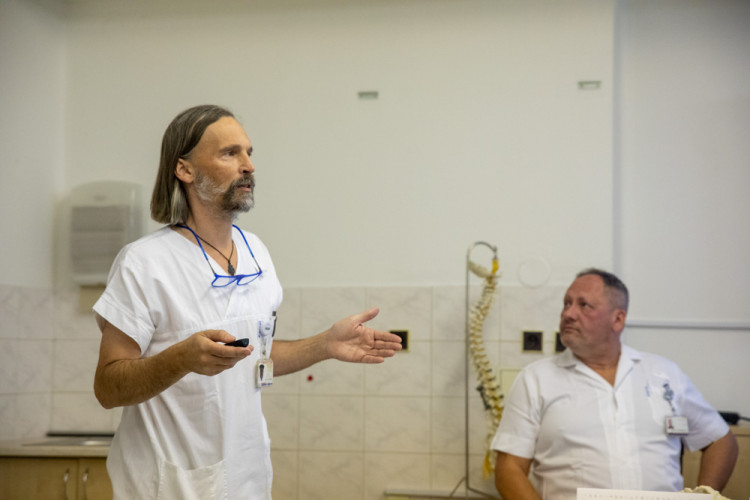 FOTOGALERIE: Odborníci z FN Olomouc zavádějí pacientovi nový stimulátor tišící bolest