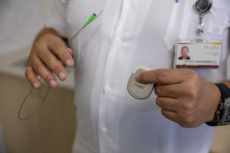 FOTOGALERIE: Odborníci z FN Olomouc zavádějí pacientovi nový stimulátor tišící bolest