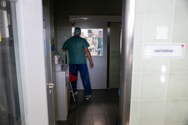 FOTOGALERIE: Odborníci z FN Olomouc zavádějí pacientovi nový stimulátor tišící bolest