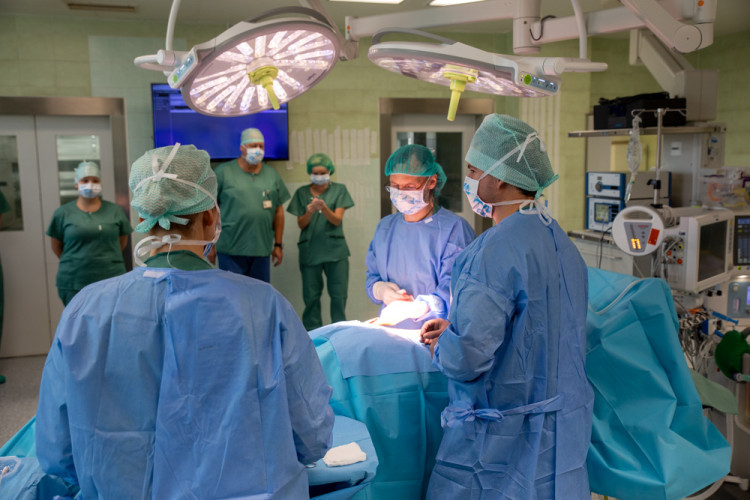 FOTOGALERIE: Odborníci z FN Olomouc zavádějí pacientovi nový stimulátor tišící bolest