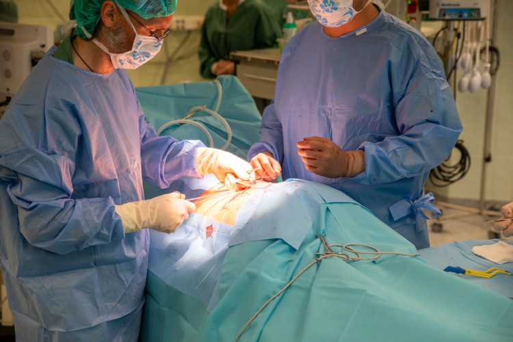 FOTOGALERIE: Odborníci z FN Olomouc zavádějí pacientovi nový stimulátor tišící bolest