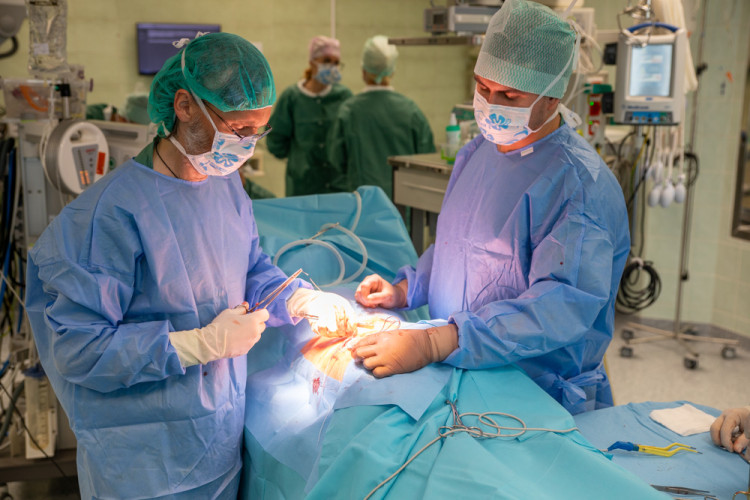 FOTOGALERIE: Odborníci z FN Olomouc zavádějí pacientovi nový stimulátor tišící bolest