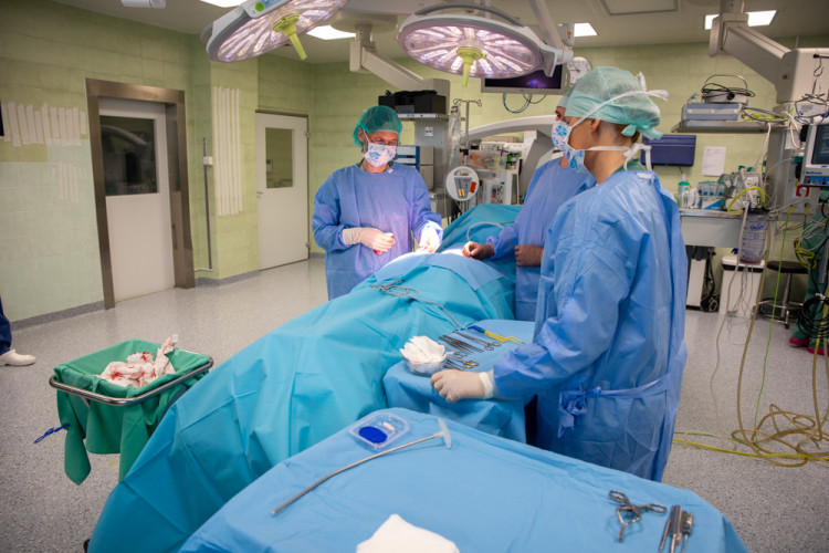 FOTOGALERIE: Odborníci z FN Olomouc zavádějí pacientovi nový stimulátor tišící bolest