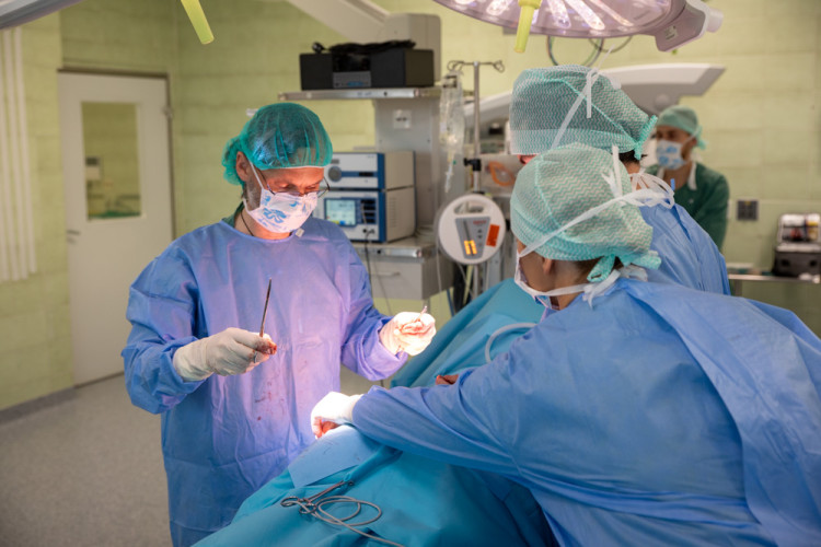 FOTOGALERIE: Odborníci z FN Olomouc zavádějí pacientovi nový stimulátor tišící bolest