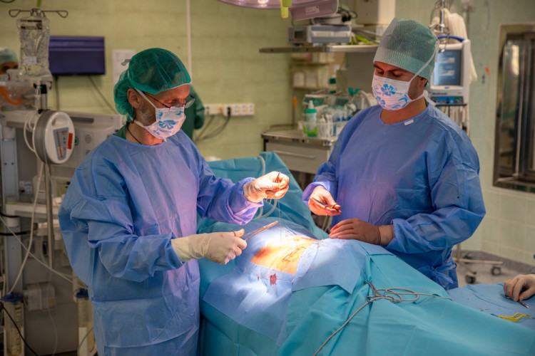 FOTOGALERIE: Odborníci z FN Olomouc zavádějí pacientovi nový stimulátor tišící bolest