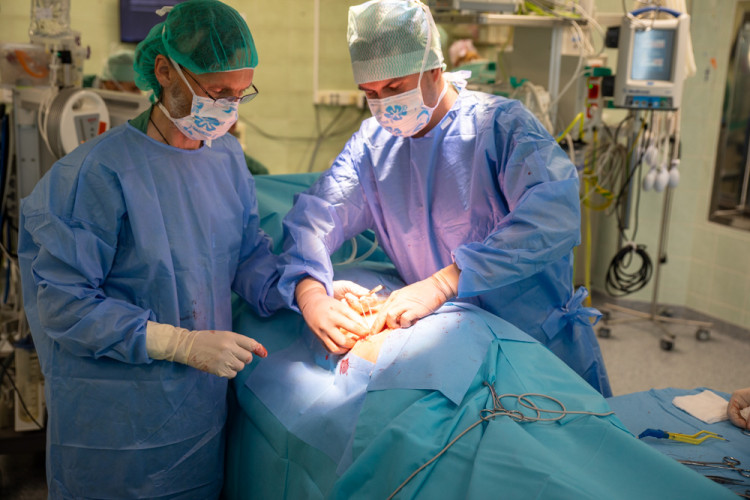 FOTOGALERIE: Odborníci z FN Olomouc zavádějí pacientovi nový stimulátor tišící bolest