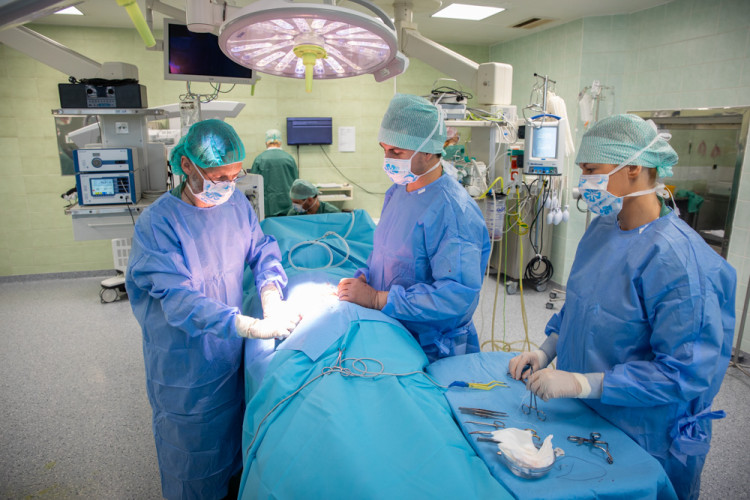 FOTOGALERIE: Odborníci z FN Olomouc zavádějí pacientovi nový stimulátor tišící bolest