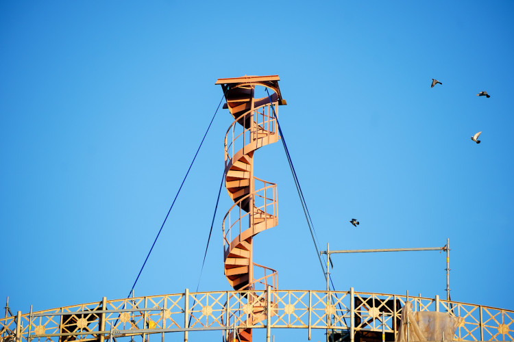 FOTOGALERIE: Hodinová věž je zpět na Průmyslovém paláci, dokončení jeho oprav se ale o rok protáhne