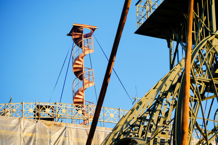 FOTOGALERIE: Hodinová věž je zpět na Průmyslovém paláci, dokončení jeho oprav se ale o rok protáhne