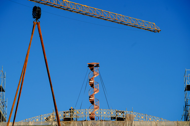 FOTOGALERIE: Hodinová věž je zpět na Průmyslovém paláci, dokončení jeho oprav se ale o rok protáhne