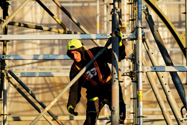FOTOGALERIE: Hodinová věž je zpět na Průmyslovém paláci, dokončení jeho oprav se ale o rok protáhne