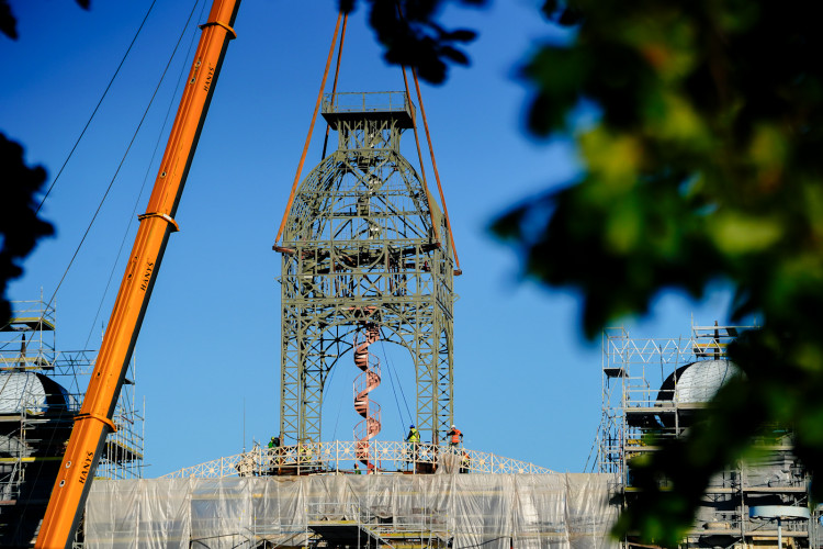 FOTOGALERIE: Hodinová věž je zpět na Průmyslovém paláci, dokončení jeho oprav se ale o rok protáhne