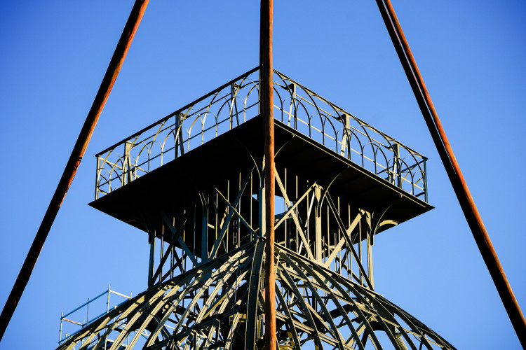 FOTOGALERIE: Hodinová věž je zpět na Průmyslovém paláci, dokončení jeho oprav se ale o rok protáhne