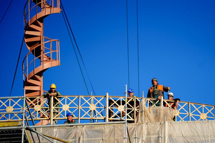 FOTOGALERIE: Hodinová věž je zpět na Průmyslovém paláci, dokončení jeho oprav se ale o rok protáhne