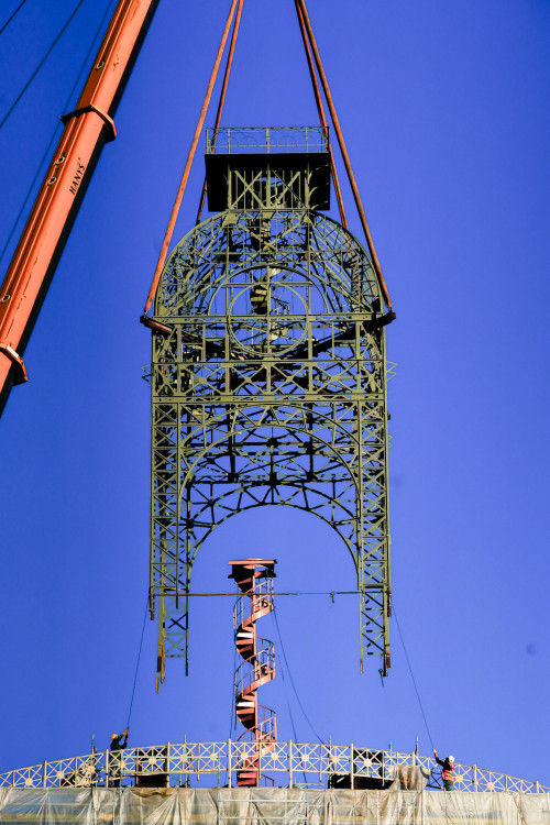 FOTOGALERIE: Hodinová věž je zpět na Průmyslovém paláci, dokončení jeho oprav se ale o rok protáhne