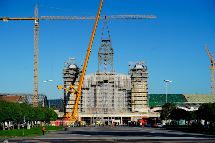 FOTOGALERIE: Hodinová věž je zpět na Průmyslovém paláci, dokončení jeho oprav se ale o rok protáhne