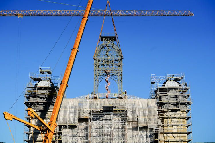 FOTOGALERIE: Hodinová věž je zpět na Průmyslovém paláci, dokončení jeho oprav se ale o rok protáhne