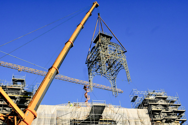 FOTOGALERIE: Hodinová věž je zpět na Průmyslovém paláci, dokončení jeho oprav se ale o rok protáhne