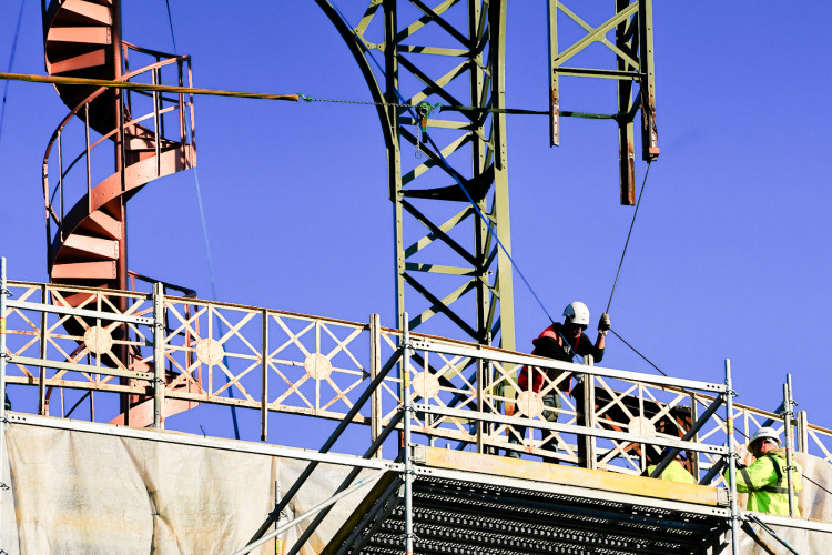 FOTOGALERIE: Hodinová věž je zpět na Průmyslovém paláci, dokončení jeho oprav se ale o rok protáhne