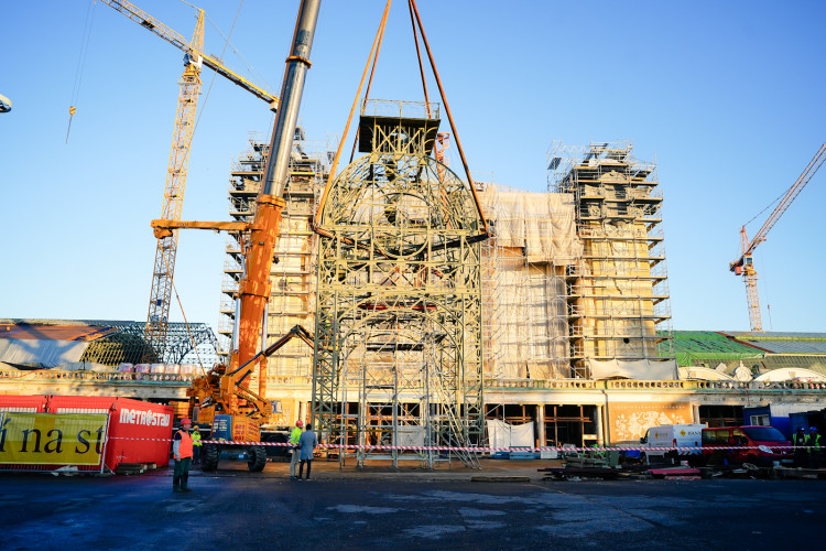 FOTOGALERIE: Hodinová věž je zpět na Průmyslovém paláci, dokončení jeho oprav se ale o rok protáhne