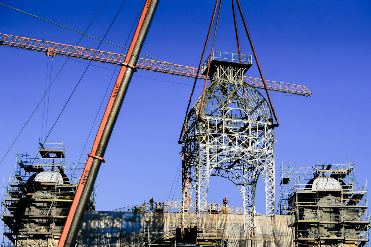 FOTOGALERIE: Hodinová věž je zpět na Průmyslovém paláci, dokončení jeho oprav se ale o rok protáhne