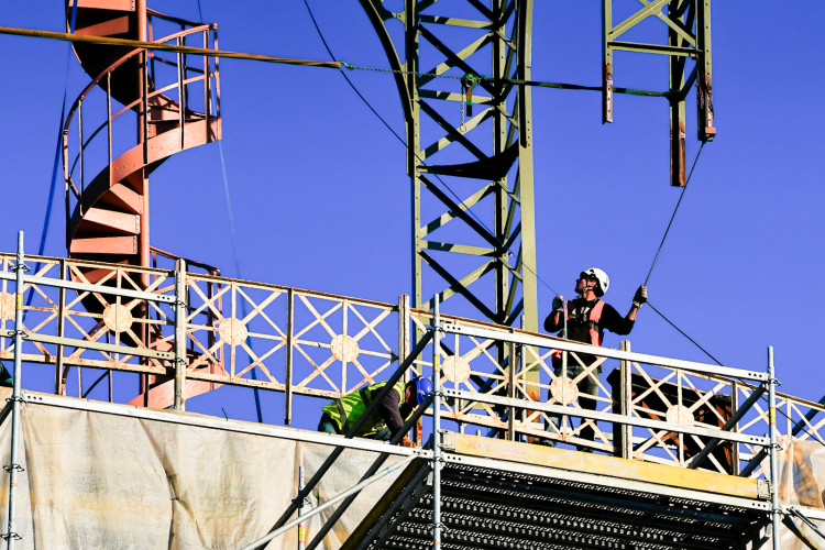FOTOGALERIE: Hodinová věž je zpět na Průmyslovém paláci, dokončení jeho oprav se ale o rok protáhne