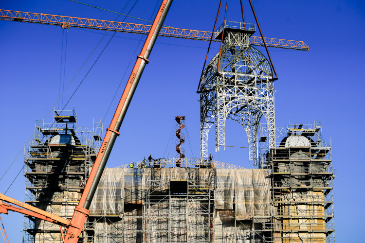 FOTOGALERIE: Hodinová věž je zpět na Průmyslovém paláci, dokončení jeho oprav se ale o rok protáhne