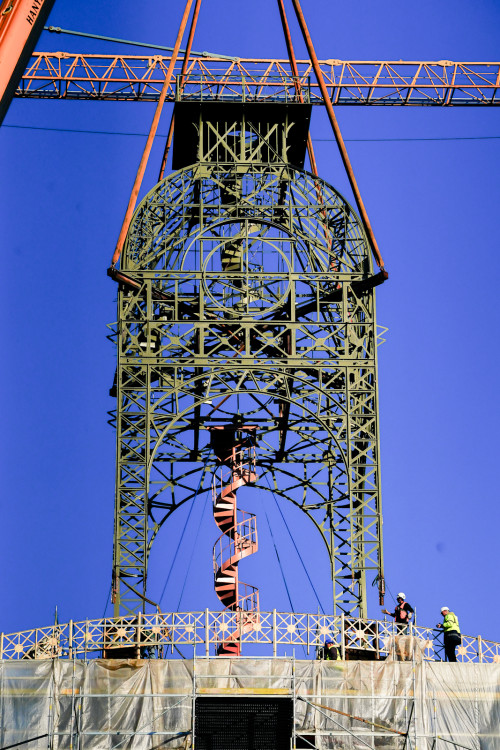 FOTOGALERIE: Hodinová věž je zpět na Průmyslovém paláci, dokončení jeho oprav se ale o rok protáhne
