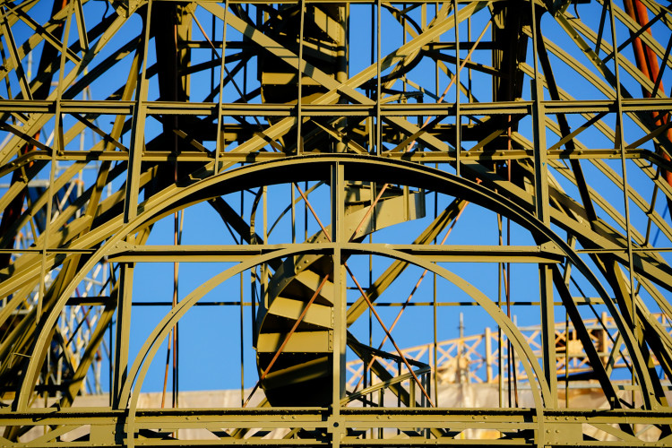 FOTOGALERIE: Hodinová věž je zpět na Průmyslovém paláci, dokončení jeho oprav se ale o rok protáhne