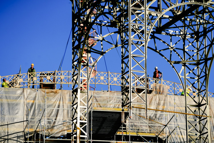 FOTOGALERIE: Hodinová věž je zpět na Průmyslovém paláci, dokončení jeho oprav se ale o rok protáhne