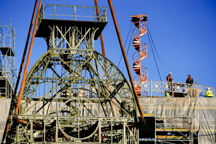 FOTOGALERIE: Hodinová věž je zpět na Průmyslovém paláci, dokončení jeho oprav se ale o rok protáhne