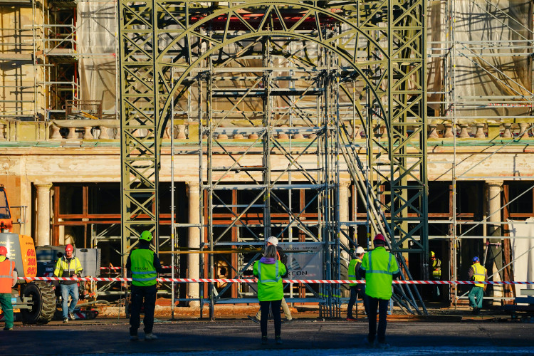 FOTOGALERIE: Hodinová věž je zpět na Průmyslovém paláci, dokončení jeho oprav se ale o rok protáhne