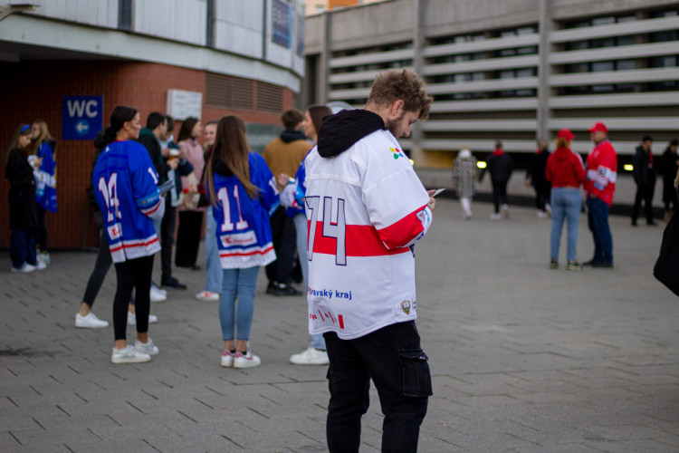 FOTOGALERIE: Podívejte se, jak vypadala atmosféra před hokejovým zápasem MUNI a VUT