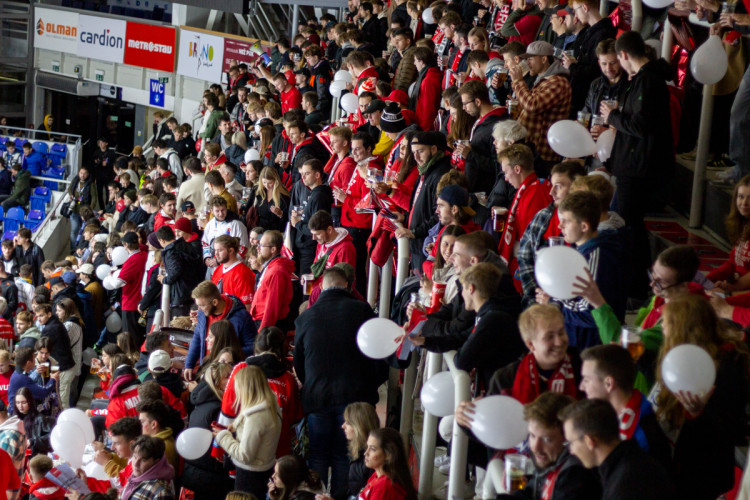 FOTOGALERIE: Podívejte se, jak vypadala atmosféra před hokejovým zápasem MUNI a VUT