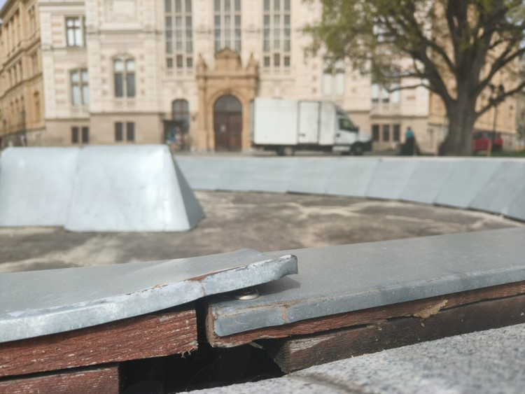 Kašna před rekonstrukcí.