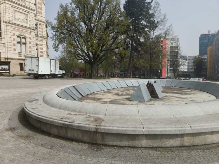 Kašna před rekonstrukcí.