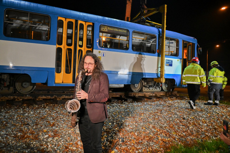 Kafe. Kostel. Zastávka. Půlnoční stěhovaní tramvaje před kostel v Kunčičkách