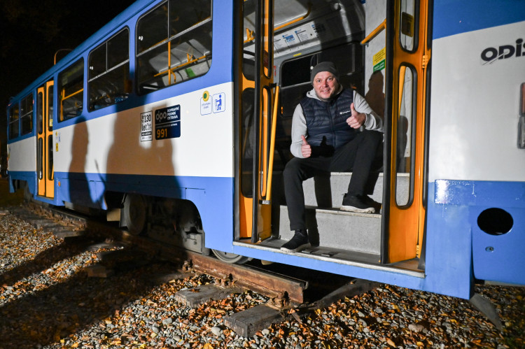 Kafe. Kostel. Zastávka. Půlnoční stěhovaní tramvaje před kostel v Kunčičkách