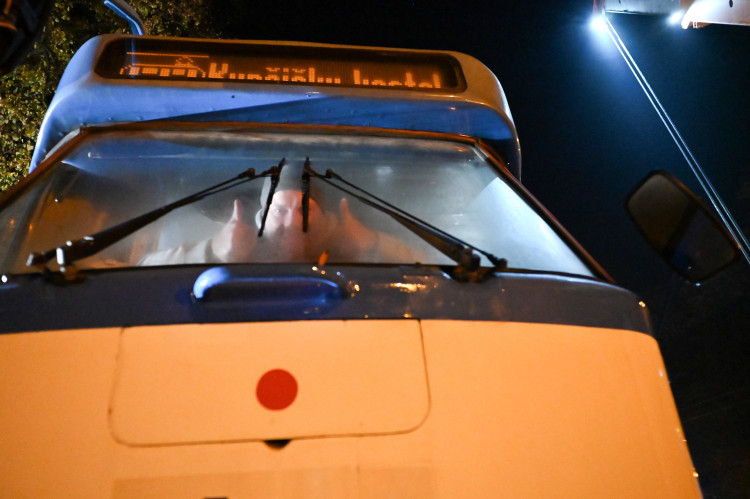 Kafe. Kostel. Zastávka. Půlnoční stěhovaní tramvaje před kostel v Kunčičkách