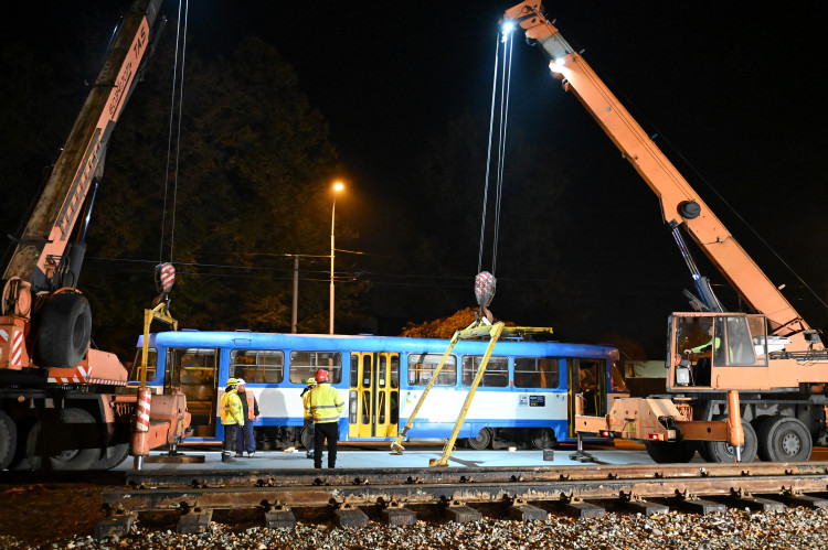 Kafe. Kostel. Zastávka. Půlnoční stěhovaní tramvaje před kostel v Kunčičkách