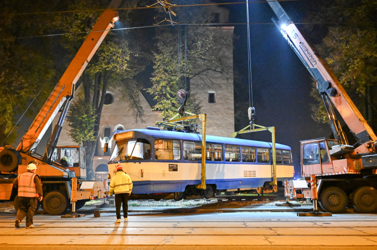 Kafe. Kostel. Zastávka. Půlnoční stěhovaní tramvaje před kostel v Kunčičkách
